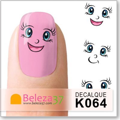 Autocolante de unhas com rosto sorridente e olhos azuis sobre unha rosa