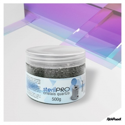 Frasco de plástico com cristais de quartzo preto e rótulo azul e branco