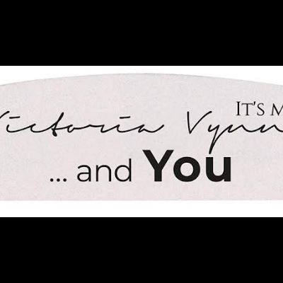 Etiqueta com texto 'Victoria Vynn IT'S ME ... and You' em fundo cinzento claro