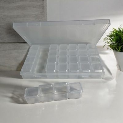 Caixa organizadora de plástico transparente com compartimentos e tampa aberta