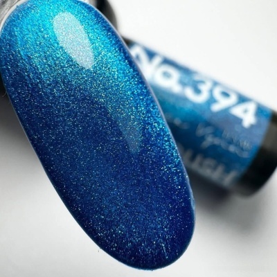 Verniz de unhas azul cintilante em amostra de unha artificial