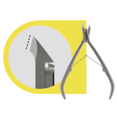 Alicate de cutículas em metal prateado com lâmina mostrada em detalhe