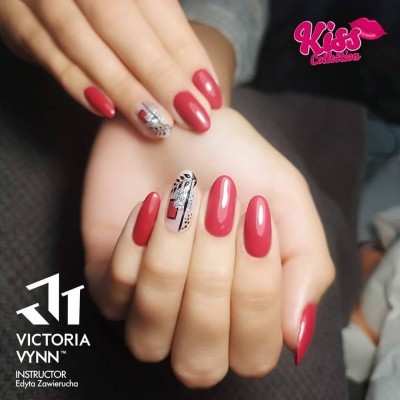 Unhas artificiais rosa com decoração preta e branca e detalhes vermelhos