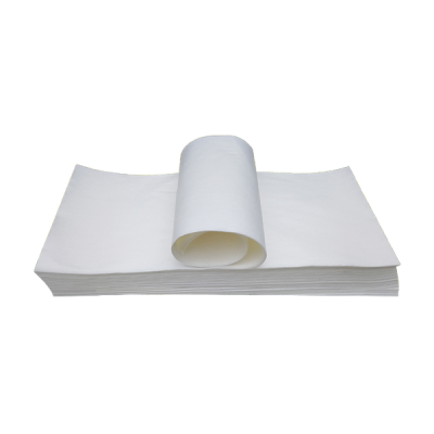 Pacote de folhas de papel branco com uma folha enrolada