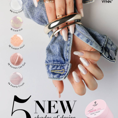 Unhas com verniz gel rosa perolado e anéis dourados, junto a amostras de cinco cores de gel e embalagem rosa Insta Gel Victoria Vynn.
