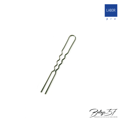 Grampo de cabelo metálico prateado em fundo branco com logotipos