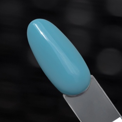 Amostra de verniz de unha azul-céu brilhante num suporte plástico