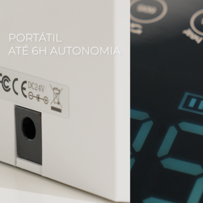 Dispositivo branco com etiquetas e visor digital preto com luzes azuis