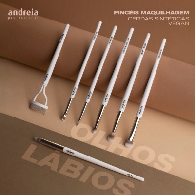 Conjunto de pincéis de maquilhagem com cabo branco e cerdas sintéticas vegan sobre fundo castanho