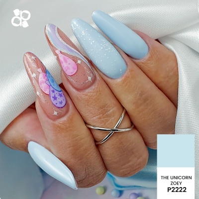 Unhas compridas decoradas em azul claro e rosa com estrelas e formas de gota