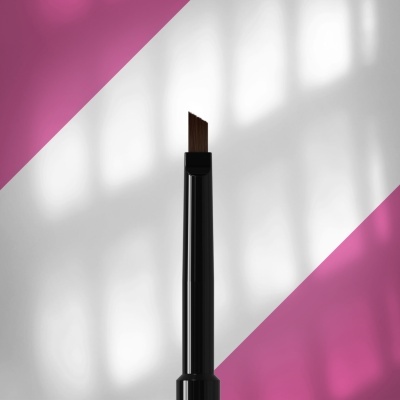 Pincel de maquiagem com cabo preto e cerdas angulares castanhas