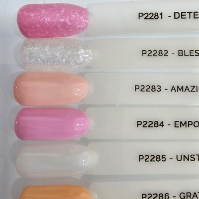 Amostras de verniz de unhas em várias cores com códigos e nomes