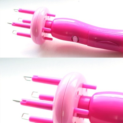 Modelador de cabelo cor-de-rosa com garras metálicas e fundo branco