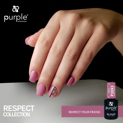 Mão com unhas rosas decoradas e frasco de verniz Purple Professional