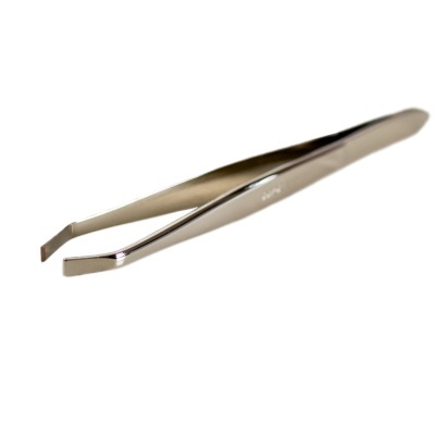 Pinça metálica prateada com ponta inclinada em fundo branco