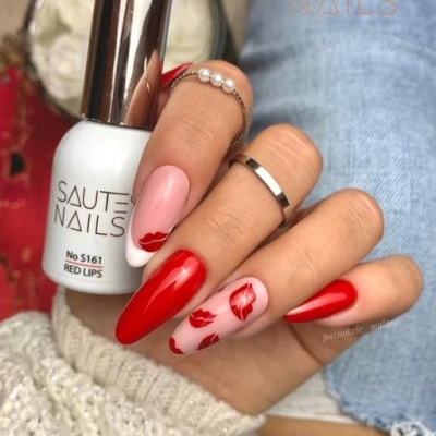 Unha decorada com verniz vermelho e rosa, com estampas de lábios, frasco de verniz branco SAUTE NAILS