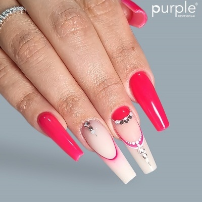 Unhas compridas de gel rosa e nude com decorações e logo purple Professional