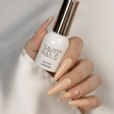 Frasco branco de verniz para unhas SAUTE NAILS com tampa prateada, unhas compridas cor pêssego com decoração floral