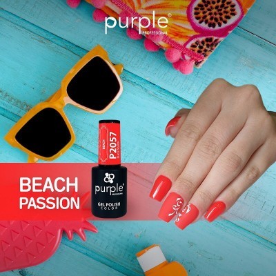 Mão com unhas coral, frasco de verniz gel preto Purple, óculos amarelos e acessórios de praia sobre superfície azul