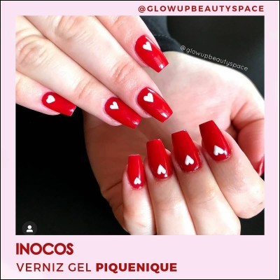 Unhas vermelhas com corações brancos e texto promocional de verniz gel