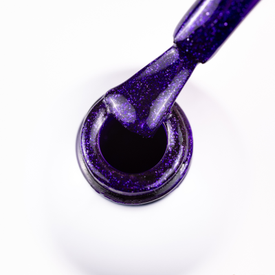 Frasco de verniz de unhas roxo metálico com pincel, fundo branco e logótipo SAUTE NAILS