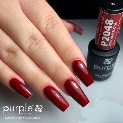 Unhas com verniz gel bordô brilhante e frasco de gel Purple Professional P2048