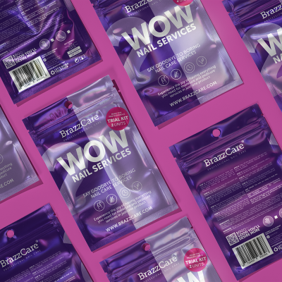 Embalagens roxas brilhantes do produto WOW NAIL SERVICES da BrazzCare, com texto e detalhes em branco e vermelho.