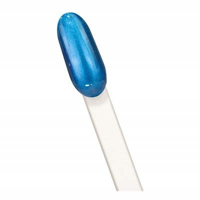 Verniz de unha azul em paleta de amostras branca