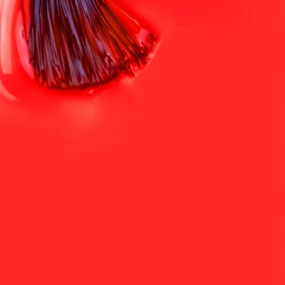 Pincel de unhas com verniz vermelho