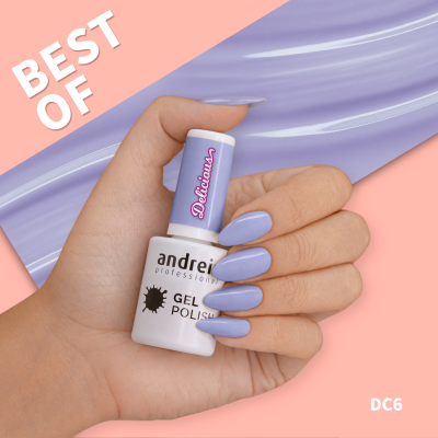 Mão segurando verniz gel lilás Andrei Professional com unhas pintadas da mesma cor