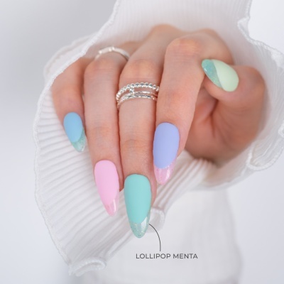 Mão com unhas decoradas em tons pastel e anéis prateados