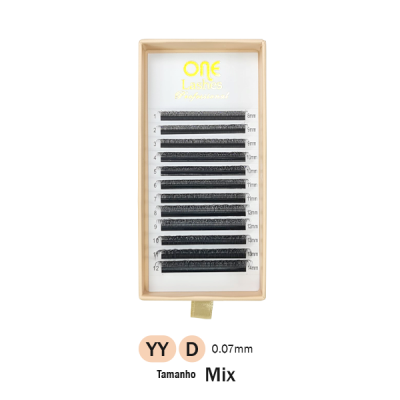 Conjunto de pestanas de extensão pretas em embalagem branca com texto dourado e caixa de madeira