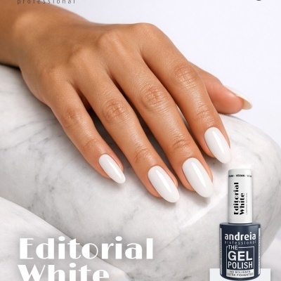 Esmalte de gel branco Editorial White da Andreia professional com mão mostrando unhas pintadas na mesma cor
