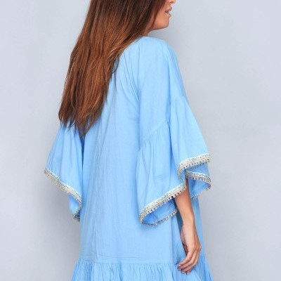 Vestido curto azul claro com mangas largas e folhos com renda branca.