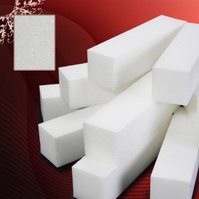 Blocos brancos de espuma retangulares empilhados sobre fundo vermelho