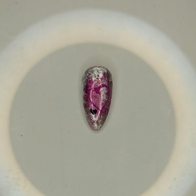 Unha postiça com decoração metálica em rosa e prata com desenho de coração