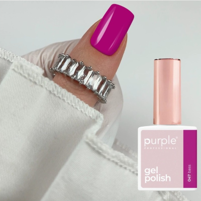 Unha com verniz gel rosa magenta e anel prateado com pedras, junto a frasco de verniz gel