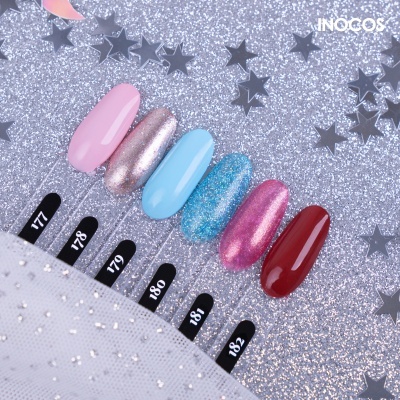 Paleta com amostras de verniz de unhas coloridas e brilhantes sobre fundo prateado com estrelas