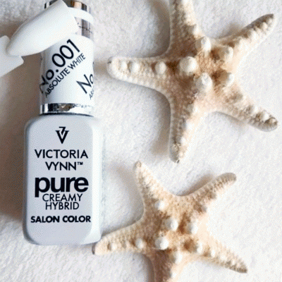 Frasco de verniz de unhas branco com duas estrelas-do-mar ao lado sobre toalha branca.