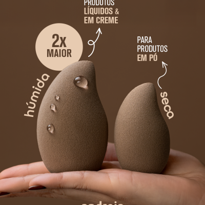 Duas esponjas de maquilhagem castanho claro em uma mão, uma maior e húmida com gotas de água, outra menor e seca, texto sobre usos e marca Andreia Professional