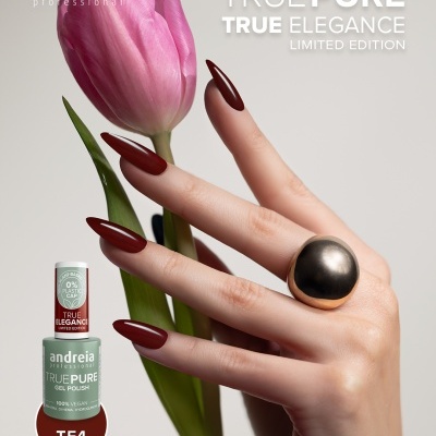 Mão com unhas vermelhas segurando tulipa cor-de-rosa e frasco de verniz em gel Andreia Professional