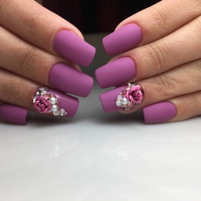 Unhas postiças rosa fosco com flores 3D e pérolas em duas unhas