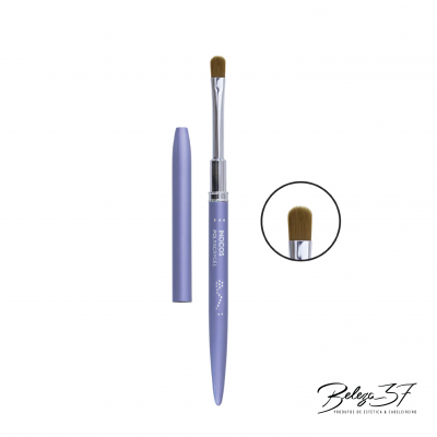 Pincel de maquilhagem lilás com tampa e cerdas castanhas sobre fundo branco