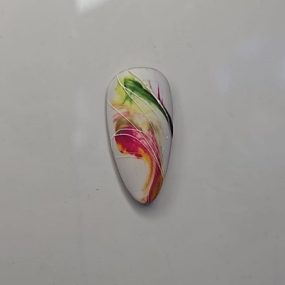 Unha artificial com design abstrato colorido