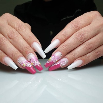 Unhas compridas decoradas com design floral e ombré branco para rosa