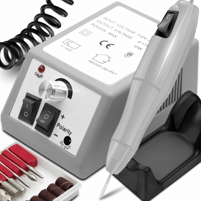 Conjunto de manicure elétrica com máquina cinzenta, punho, suporte e acessórios numa bandeja.