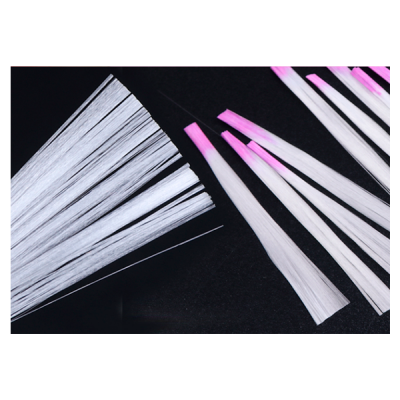 Mechas de cabelo sintético branco com pontas cor-de-rosa sobre superfície preta