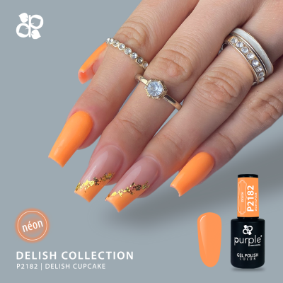 Unhas com verniz gel laranja néon e detalhes dourados, anéis dourados, fundo cinza, frasco de verniz gel Purple P2182