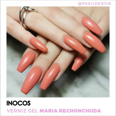 Unhas com verniz gel laranja-rosada brilhante