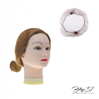 Cabeça manequim com rede para cabelo castanha em fundo branco